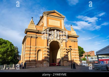 Porta Galliera auf der Piazza XX Settembre im historischen Stadtzentrum von Bologna in der Region Emilia-Romagna in Norditalien Stockfoto