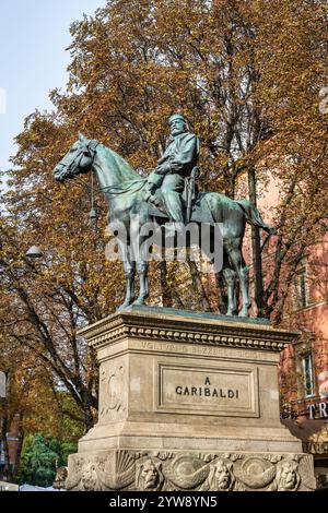 Giuseppe Garibaldi-Denkmal an der Via dell'Indipendenza im historischen Stadtzentrum von Bologna in der Region Emilia-Romagna in Norditalien Stockfoto