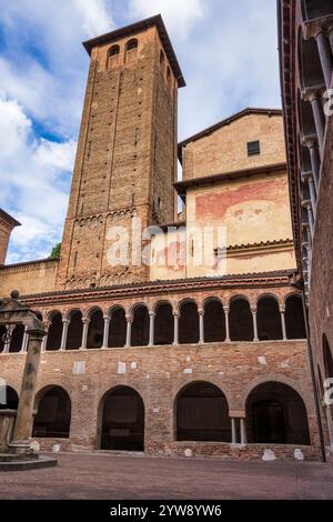 Glockenturm und Loggien des Klosters - Basilika Santo Stefano im historischen Stadtzentrum von Bologna in der Region Emilia-Romagna in Norditalien Stockfoto