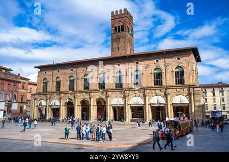 Palazzo del Podesta und Torre dell’Arengo auf der Piazza Maggiore im historischen Stadtzentrum von Bologna in der Region Emilia-Romagna in Norditalien Stockfoto