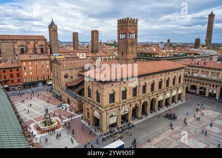 Erhöhter Blick auf Palazzo del Podesta, Palazzo Re Enzo und Neptunbrunnen im historischen Stadtzentrum von Bologna, Region Emilia-Romagna in Italien Stockfoto