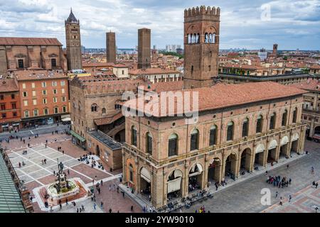 Erhöhter Blick auf Palazzo del Podesta, Palazzo Re Enzo und Neptunbrunnen im historischen Stadtzentrum von Bologna, Region Emilia-Romagna in Italien Stockfoto