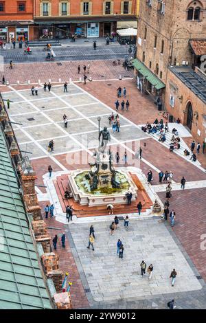 Erhöhter Blick auf den Neptunbrunnen auf der Piazza del Nettuno im historischen Stadtzentrum von Bologna, in der Region Emilia-Romagna in Norditalien Stockfoto