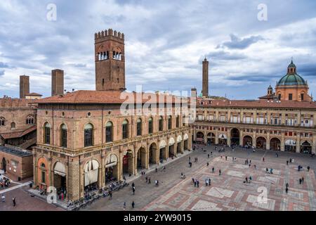 Erhöhter Blick auf Palazzo del Podesta und Torre dell’Arengo auf der Piazza Maggiore im historischen Stadtzentrum von Bologna, Region Emilia-Romagna in Norditalien Stockfoto