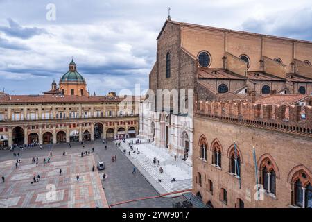 Erhöhter Blick auf die Basilika di San Petronio auf der Piazza Maggiore im historischen Stadtzentrum von Bologna, Region Emilia-Romagna in Norditalien Stockfoto