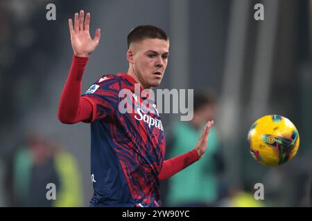 Turin, Italien. Dezember 2024. Emil Holm vom FC Bologna reagiert beim Spiel der Serie A im Allianz Stadium in Turin. Der Bildnachweis sollte lauten: Jonathan Moscrop/Sportimage Credit: Sportimage Ltd/Alamy Live News Stockfoto