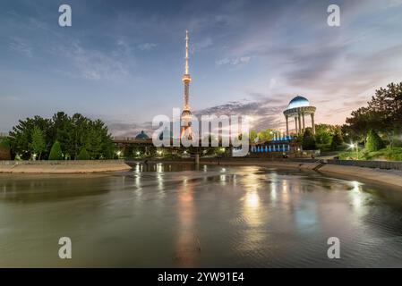 Abendblick auf den Taschkent Fernsehturm und die Rotunde in Usbekistan Stockfoto