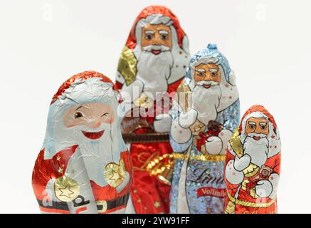 DEU , DEUTSCHLAND : Nikolaus / Nikolaeuse Nikoläuse aus Schokolade , 03.12.2024 DEU , DEUTSCHLAND : Nikolaus / Nikolaus Nikolaus Figuren aus Schokolade , 03.12.2024 *** DEU , DEUTSCHLAND Nikolaus Weihnachtsmann Figuren aus Schokolade , 03 12 2024 DEU , DEUTSCHLAND Nikolaus Figuren aus Schokolade , 03 12 2024 Stockfoto