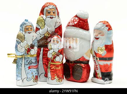 DEU , DEUTSCHLAND : Nikolaus / Nikolaeuse Nikoläuse aus Schokolade , 03.12.2024 DEU , DEUTSCHLAND : Nikolaus / Nikolaus Nikolaus Figuren aus Schokolade , 03.12.2024 *** DEU , DEUTSCHLAND Nikolaus Weihnachtsmann Figuren aus Schokolade , 03 12 2024 DEU , DEUTSCHLAND Nikolaus Figuren aus Schokolade , 03 12 2024 Stockfoto