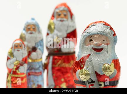 DEU , DEUTSCHLAND : Nikolaus / Nikolaeuse Nikoläuse aus Schokolade , 03.12.2024 DEU , DEUTSCHLAND : Nikolaus / Nikolaus Nikolaus Figuren aus Schokolade , 03.12.2024 *** DEU , DEUTSCHLAND Nikolaus Weihnachtsmann Figuren aus Schokolade , 03 12 2024 DEU , DEUTSCHLAND Nikolaus Figuren aus Schokolade , 03 12 2024 Stockfoto