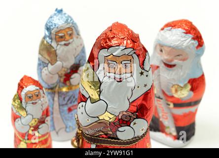 DEU , DEUTSCHLAND : Nikolaus / Nikolaeuse Nikoläuse aus Schokolade , 03.12.2024 DEU , DEUTSCHLAND : Nikolaus / Nikolaus Nikolaus Figuren aus Schokolade , 03.12.2024 *** DEU , DEUTSCHLAND Nikolaus Weihnachtsmann Figuren aus Schokolade , 03 12 2024 DEU , DEUTSCHLAND Nikolaus Figuren aus Schokolade , 03 12 2024 Stockfoto