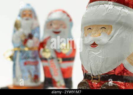 DEU , DEUTSCHLAND : Nikolaus / Nikolaeuse Nikoläuse aus Schokolade , 03.12.2024 DEU , DEUTSCHLAND : Nikolaus / Nikolaus Nikolaus Figuren aus Schokolade , 03.12.2024 *** DEU , DEUTSCHLAND Nikolaus Weihnachtsmann Figuren aus Schokolade , 03 12 2024 DEU , DEUTSCHLAND Nikolaus Figuren aus Schokolade , 03 12 2024 Stockfoto