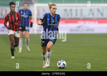 Italien, Mailand, 2024 12 08: Lina Magull (FC Inter) fährt in der ersten Halbzeit beim Fußballspiel AC Mailand gegen FC Inter, Women Series A 2024-2025 Day 12, San Siro StadiumItalien, Mailand, 2024 12 08: AC Mailand gegen FC Inter, Italy Women Series A 2024/2025, Day 12 im San Siro Stadion (Foto: Fabrizio Andrea Bertani/Pacific Press) Stockfoto