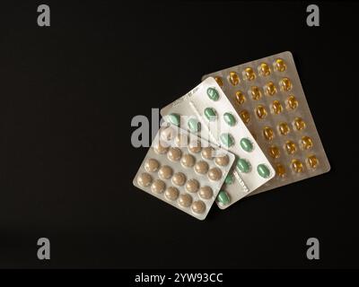 Gemischte Blisterpackungen, Pillen, Vitamine, Ergänzungen auf schwarzem Hintergrund. Draufsicht, flach. Gesundheitskonzepte Stockfoto