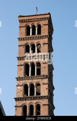 Italien. Rom. Die Basilika Santa Maria in Cosmedin. Romanischer Stil. Der Bel Tower wurde im XI Jahrhundert n. Chr. erbaut Stockfoto