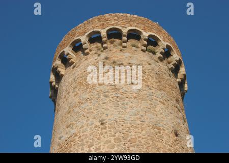 Spanien. Katalonien. Provinz Girona. Tossa de Mar. Stadt an der Costa Brava. Mauer und Turm des ummauerten alten Dorfes. Stockfoto