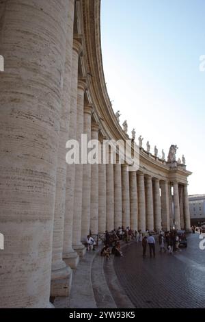 Barockkunst Petersplatz am Vatikan. Erbaut von Gian Lorenzo Bernini (1598-1680). Detailsäulen und Skulpturen verschiedener Heiliger. Vati Stockfoto