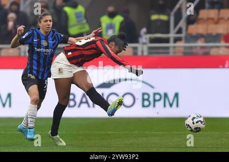 Mailand, Italien. Dezember 2024. Italien, Mailand, 2024 12 08: Chamte Domping (AC Milan) trifft in der zweiten Halbzeit im Strafraum beim Fußballspiel AC Mailand gegen FC Inter, Women Series A 2024-2025 Day 12, San Siro Stadium. Italien, Mailand, 2024 12 08: AC Milan vs FC Inter, Italien Frauen Serie A 2024/2025, Tag 12 im San Siro Stadium (Bild: © Fabrizio Andrea Bertani/Pacific Press via ZUMA Press Wire) NUR ZUR REDAKTIONELLEN VERWENDUNG! Nicht für kommerzielle ZWECKE! Stockfoto