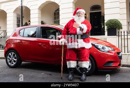 NUR Father Christmas liefert sein Auto vor Weihnachten zu einem Mann nach London, da Untersuchungen des Carsharing-Marktplatzes Turo zeigen, dass die durchschnittlichen Kosten für die Heimreise für Personen ohne Auto 114 £ betragen. Ausgabedatum: Dienstag, 10. Dezember 2024. Die Hälfte der Befragten gibt an, dass sie mehr Geschenke kaufen würden, wenn die Transportkosten niedriger wären. Das Foto sollte lauten: Matt Alexander/PA Media Assignments Stockfoto