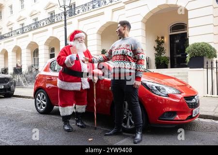 NUR Father Christmas liefert sein Auto vor Weihnachten zu einem Mann nach London, da Untersuchungen des Carsharing-Marktplatzes Turo zeigen, dass die durchschnittlichen Kosten für die Heimreise für Personen ohne Auto 114 £ betragen. Ausgabedatum: Dienstag, 10. Dezember 2024. Die Hälfte der Befragten gibt an, dass sie mehr Geschenke kaufen würden, wenn die Transportkosten niedriger wären. Das Foto sollte lauten: Matt Alexander/PA Media Assignments Stockfoto