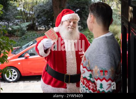 NUR Father Christmas liefert sein Auto vor Weihnachten zu einem Mann nach London, da Untersuchungen des Carsharing-Marktplatzes Turo zeigen, dass die durchschnittlichen Kosten für die Heimreise für Personen ohne Auto 114 £ betragen. Ausgabedatum: Dienstag, 10. Dezember 2024. Die Hälfte der Befragten gibt an, dass sie mehr Geschenke kaufen würden, wenn die Transportkosten niedriger wären. Das Foto sollte lauten: Matt Alexander/PA Media Assignments Stockfoto