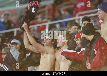 Bloomington, Usa. November 2024 30. Fans der Indiana University jubeln bei einem NCAA-Fußballspiel gegen Purdue im Memorial Stadium an. Endpunktzahl: Indiana 66:0 Purdue. Quelle: SOPA Images Limited/Alamy Live News Stockfoto