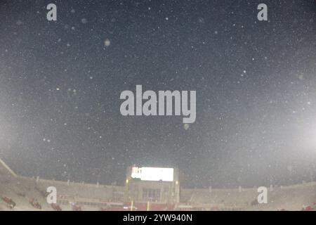 Bloomington, Usa. November 2024 30. Vor einem NCAA-Fußballspiel zwischen Indiana University und Purdue im Memorial Stadium fällt Schnee. Endpunktzahl: Indiana 66:0 Purdue. Quelle: SOPA Images Limited/Alamy Live News Stockfoto