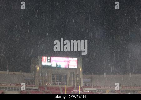 Bloomington, Usa. November 2024 30. Schnee fällt vor einem NCAA-Fußballspiel zwischen der Indiana University und Purdue im Memorial Stadium. Endpunktzahl: Indiana 66:0 Purdue. Quelle: SOPA Images Limited/Alamy Live News Stockfoto