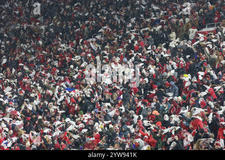 Bloomington, Usa. November 2024 30. Fans der Indiana University winken Handtücher während eines NCAA-Fußballspiels gegen Purdue im Memorial Stadium. Endpunktzahl: Indiana 66:0 Purdue. Quelle: SOPA Images Limited/Alamy Live News Stockfoto