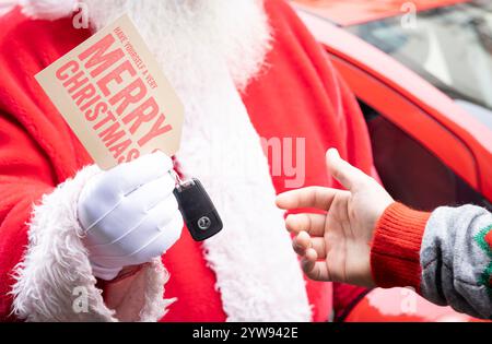 NUR Father Christmas liefert sein Auto vor Weihnachten zu einem Mann nach London, da Untersuchungen des Carsharing-Marktplatzes Turo zeigen, dass die durchschnittlichen Kosten für die Heimreise für Personen ohne Auto 114 £ betragen. Ausgabedatum: Dienstag, 10. Dezember 2024. Die Hälfte der Befragten gibt an, dass sie mehr Geschenke kaufen würden, wenn die Transportkosten niedriger wären. Das Foto sollte lauten: Matt Alexander/PA Media Assignments Stockfoto