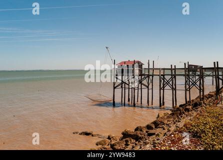 Fischerhütte mit Hängenetzen, Carrelets, an der Mündung der Gironde bei Saint-Vivien-de-Médoc, Département Gironde, Frankreich Stockfoto