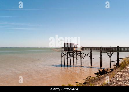 Fischerhütte mit Hängenetzen, Carrelets, an der Mündung der Gironde bei Saint-Vivien-de-Médoc, Département Gironde, Frankreich Stockfoto