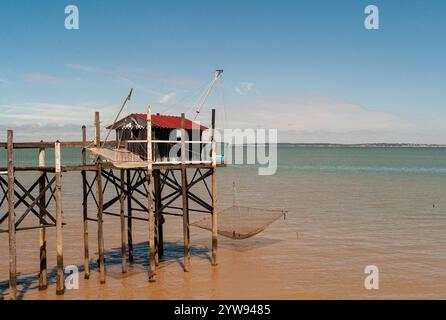 Fischerhütte mit Hängenetzen, Carrelets, an der Mündung der Gironde bei Saint-Vivien-de-Médoc, Département Gironde, Frankreich Stockfoto