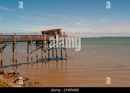 Fischerhütte mit Hängenetzen, Carrelets, an der Mündung der Gironde bei Saint-Vivien-de-Médoc, Département Gironde, Frankreich Stockfoto