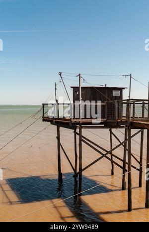 Fischerhütte mit Hängenetzen, Carrelets, an der Mündung der Gironde bei Saint-Vivien-de-Médoc, Département Gironde, Frankreich Stockfoto