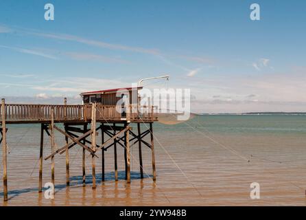 Fischerhütte mit Hängenetzen, Carrelets, an der Mündung der Gironde bei Saint-Vivien-de-Médoc, Département Gironde, Frankreich Stockfoto