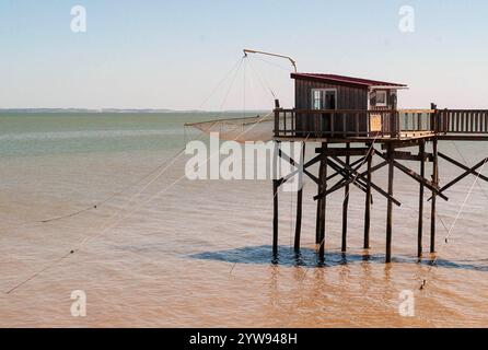 Fischerhütte mit Hängenetzen, Carrelets, an der Mündung der Gironde bei Saint-Vivien-de-Médoc, Département Gironde, Frankreich Stockfoto