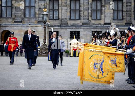 AMSTERDAM - König Willem-Alexander und Königin Maxima zusammen mit Portugals Präsident Marcelo Rebelo de Sousa während einer Begrüßungszeremonie am Dam-Platz. Der portugiesische Präsident ist zu einem zweitägigen Staatsbesuch in den Niederlanden. ANP ROBIN VAN LONKHUIJSEN niederlande aus - belgien aus Stockfoto