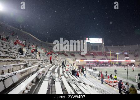 Bloomington, Usa. November 2024 30. Vor einem NCAA-Fußballspiel zwischen Indiana University und Purdue im Memorial Stadium fällt Schnee auf die Tribüne. Endpunktzahl: Indiana 66:0 Purdue. (Foto: Jeremy Hogan/SOPA Images/SIPA USA) Credit: SIPA USA/Alamy Live News Stockfoto