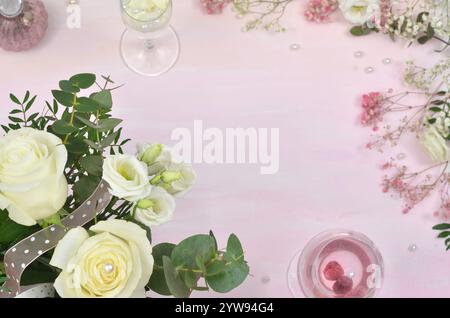 Valentinstag, Muttertag, Geburtstag, Jahrestag oder Hochzeit; Blumenrahmen mit leerem Raum zum Füllen von Inhalten; rosa Hintergrund. Stockfoto
