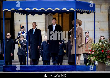 AMSTERDAM - König Willem-Alexander und Königin Maxima zusammen mit Portugals Präsident Marcelo Rebelo de Sousa während einer Begrüßungszeremonie am Dam-Platz. Der portugiesische Präsident ist zu einem zweitägigen Staatsbesuch in den Niederlanden. ANP ROBIN VAN LONKHUIJSEN niederlande aus - belgien aus Stockfoto