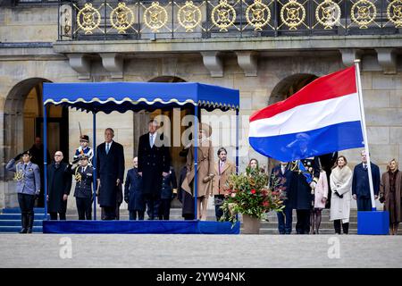 AMSTERDAM - König Willem-Alexander und Königin Maxima zusammen mit Portugals Präsident Marcelo Rebelo de Sousa während einer Begrüßungszeremonie am Dam-Platz. Der portugiesische Präsident ist zu einem zweitägigen Staatsbesuch in den Niederlanden. ANP ROBIN VAN LONKHUIJSEN niederlande aus - belgien aus Stockfoto