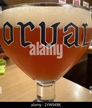 Brüssel, Belgien - 08. Dezember 2024; Illustratives redaktionelles Bild von trappist aus Orval in einem Glas auf dem Tisch Stockfoto