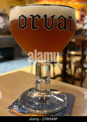 Brüssel, Belgien - 08. Dezember 2024; Illustratives redaktionelles Bild von trappist aus Orval in einem Glas auf dem Tisch Stockfoto