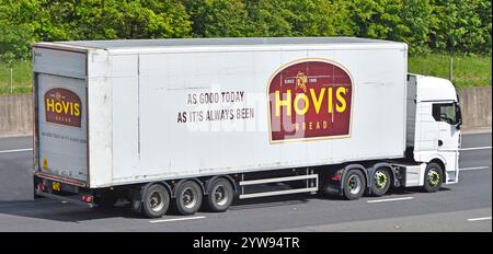 Seitenansicht hinten und hinten Hovis White lkw-Supply Chain mit Brotlieferwagen und Knickgelenkanhängern auf der Autobahn M25 England UK Stockfoto