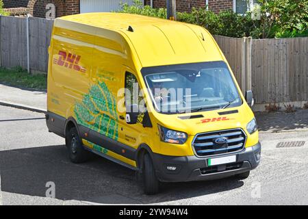 DHL, ein multinationales Logistikunternehmen und Paketzusteller, gelber Ford Transit Transporter, der auf Dorfstraßen fährt, um Lieferungen zu tätigen Essex England UK Stockfoto