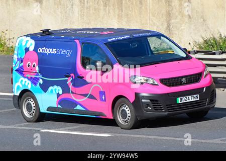 Octopus Energy Business ein Ingenieur, der in einem farbenfrohen Peugeot Van auf der Autobahn M25, Teil der Londoner Umlaufstrecke, in Essex England, Großbritannien, zur Arbeit reist Stockfoto