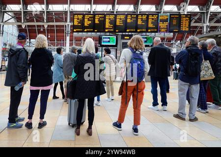 London Paddington GWR Railway Terminal Passagierhalle Rückansicht der Passagiere stehend elektronische Abfahrtsinformationen anzeigen England Großbritannien Stockfoto