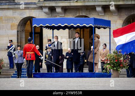 AMSTERDAM - König Willem-Alexander und Königin Maxima zusammen mit Portugals Präsident Marcelo Rebelo de Sousa während einer Begrüßungszeremonie am Dam-Platz. Der portugiesische Präsident ist zu einem zweitägigen Staatsbesuch in den Niederlanden. ANP ROBIN VAN LONKHUIJSEN niederlande aus - belgien aus Stockfoto