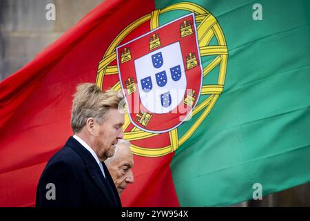 AMSTERDAM - König Willem-Alexander mit Portugals Präsident Marcelo Rebelo de Sousa während einer Begrüßungszeremonie am Dam-Platz. Der portugiesische Präsident ist zu einem zweitägigen Staatsbesuch in den Niederlanden. ANP ROBIN VAN LONKHUIJSEN niederlande aus - belgien aus Stockfoto